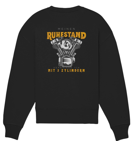 Biker Outfit für ältere Motorradfahrer - Meinen Ruhestand verbringe ich mit 2 Zylindern Rücken Motiv - Organic Oversize Sweatshirt-ausfahrt,bike,biker,biker outfit,biker shirt,cafe racer,chopper,dirt bike,fun,funny,lustig,moped,motocross,Motorrad,motorrad tour,motorsport,simson,v2,zweirad