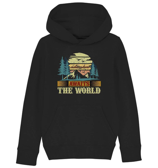 Vintage Adventure Awaits The World Reiselust - Kids Organic Hoodie-abenteuer,abenteuer warten,Adventure Awaits The World,berge,erlebnis,nomaden,Pullover Spruch,reiselust,reisen,wald,wohnwagen,wohnwagen reise,wälder,zugreise