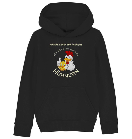 Hühner - Therapie  Lustiges Landwirt Geflügel Bauer - Kids Organic Hoodie-bauer,geflügel,geflügelverein,Geschenk,geschenkidee,hahn,hobbyzucht,hobbyzüchter,hunh,hähnchen,hähne,hühnchen,hühner,hühner therapie,hühnerfarm,hühnerstall,hühnerzüchter,landwirt,Pullover Spruch,verrücktes Huhn