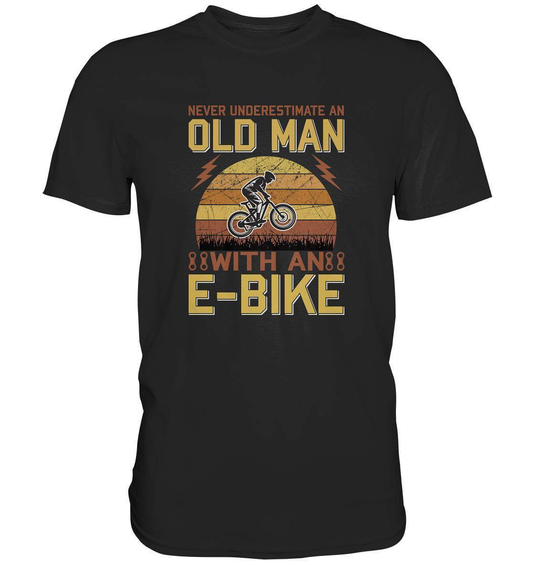 Fahrrad E-Bike Never underestimate an old Man with an E-Bike - Premium Shirt-downhill,Fahrrad,fahrradbekleidung,fahrradbekleidung damen,fahrradbekleidung herren,Fahrradfahrer,geschenk für radfahrer,leidenschaft,Mountain Bike,Never underestimate an old Man,Radfahrer,radfahrer nebeneinander,xxl fahrrad